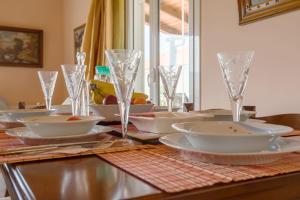 een tafel met glazen, kommen en borden erop bij sparrow apartment (Σπουργιτης) in Skoulikádhon