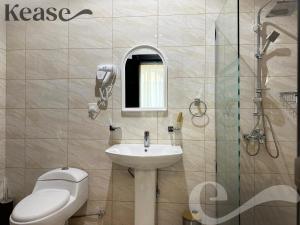 Kease Al-Mutamarat A-5 Timeless History AG76 في الرياض: حمام مع مرحاض ومغسلة ودش
