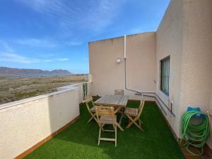 a patio with a table and chairs on a balcony at Tu casa en El Cabo in El Cabo de Gata