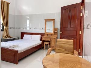 Postel nebo postele na pokoji v ubytování Nhà Nghỉ Hoàng Khanh