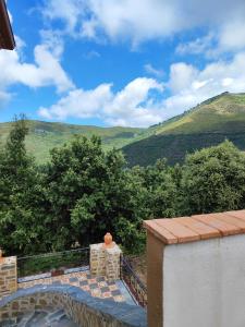desde el balcón de una casa con vistas a las montañas en Agriturismo Scialà, en Serramezzana