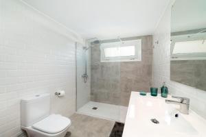 une salle de bain avec toilettes, lavabo et douche dans l'établissement Fantástico apartamento con terraza y vistas al mar, à Costa Teguise