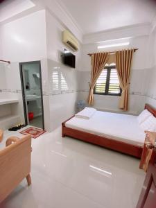 Postel nebo postele na pokoji v ubytování Nhà Nghỉ Hoàng Khanh
