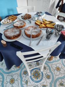 una mesa con platos de comida y pan. en Agriturismo Scialà, en Serramezzana