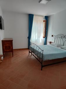 1 dormitorio con 1 cama y vestidor en Agriturismo Scialà, en Serramezzana