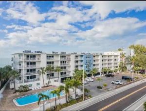 un edificio de apartamentos con piscina en un aparcamiento en Holiday Villas II 407 Premier, en Clearwater Beach