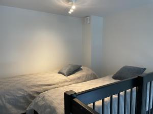 Postel nebo postele na pokoji v ubytování Loft apartment with lake Näsijärvi views