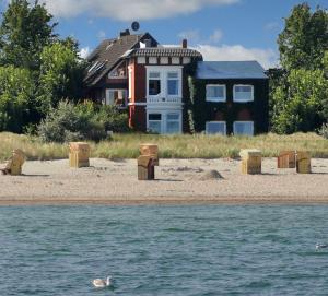 una casa sulla spiaggia vicino all'acqua di Haus Memel a Niendorf