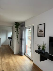 ein Wohnzimmer mit einer Glasschiebetür in der Unterkunft Obstgarten am Bodensee in Bermatingen