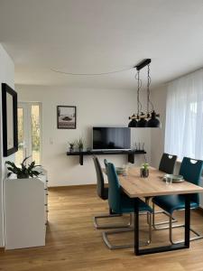 ein Esszimmer mit Tisch und Stühlen in der Unterkunft Obstgarten am Bodensee in Bermatingen