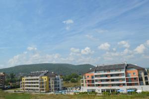 um grupo de edifícios de apartamentos com montanhas ao fundo em Prostor Apartments em Obzor