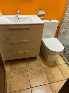 La salle de bains est pourvue de toilettes et d'un lavabo. dans l'établissement Casa Rural - Vivienda Arado, 