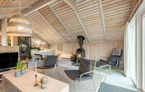 sala de estar con sillas y chimenea en Lovely Home In Oksbl With Kitchen, en Oksbøl