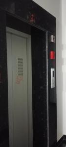 una puerta blanca en una habitación con una máquina expendedora en Hotel Aaradhya en Udaipur