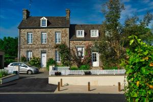 una casa con una cerca blanca delante de ella en Maison Voie Verte en Bion