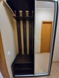 een spiegelbeeld van een trap in een kamer bij Prometey Hotel in Dniprodzerzhynsʼk