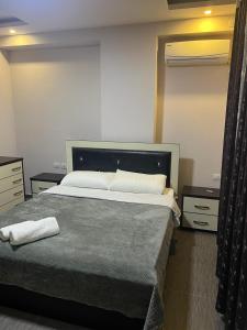 Voodi või voodid majutusasutuse Sunset Escape Apartment Saranda (2br+2ba) toas