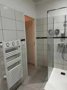 La salle de bains est pourvue d'une cuisinière et d'une douche en verre. dans l'établissement Maison jardin privatif au coeur d'une oliveraie, à Roquevaire