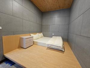 Le-yeh正記製茶所民宿的小房间,设有床和床头柜 更多14张照片