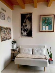 um quarto com um sofá e uma fotografia de um gato em Appartamento in Valpolicella (AquardensGardaVerona em Settimo
