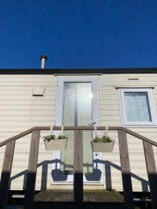 una terrazza con due sedie e due finestre di Stacaravan Middelkerke a Middelkerke