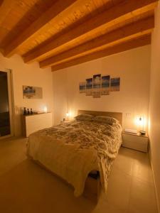 um quarto com uma cama grande num quarto em Appartamento in Valpolicella (AquardensGardaVerona em Settimo