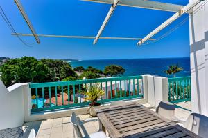 balcón con mesa, sillas y vistas al océano en 10 AKROTIRI, SANTORINI ESTATE - Families only en Ballito