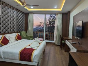 Habitación de hotel con cama y ventana grande en OXYRICH, en Madikeri