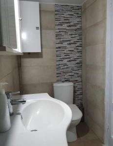 łazienka z białą umywalką i toaletą w obiekcie Maria’s apartment w mieście Amfilochia