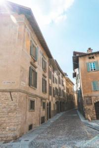 an alley in an old town with a building at Ophelia Leon Charme&Relax in Bergamo