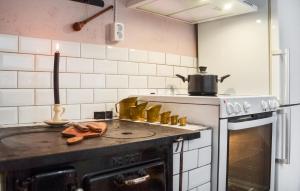 La cocina está equipada con horno y fogones. en Golftorp Semesterhus Mjlby en Mjölby