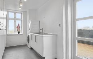 Köök või kööginurk majutusasutuses Nice Home In Roslev With Kitchen