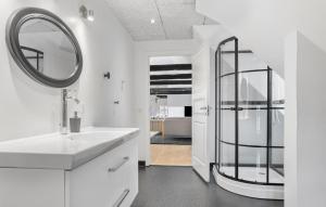 Vannituba majutusasutuses Nice Home In Roslev With Kitchen