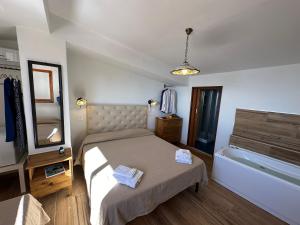 een slaapkamer met een bed en een bad bij B&B Villa sul Mare in Melito di Porto Salvo
