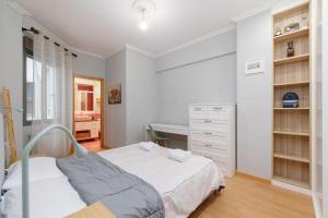 1 dormitorio con 2 camas y escritorio en Cómodo y moderno piso en Vigo by CABANA Rentals en Vigo