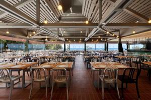 comedor con mesas y sillas de madera en Apartment in Rovinj - Istrien 47029 en Rovinj