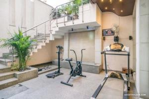 um ginásio com escadas e equipamento de exercício num edifício em Indiyaah Inn em Gurgaon