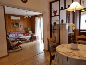 - un salon avec une table et un canapé dans l'établissement Apartment in Njivice - Insel Krk 47352, à Njivice