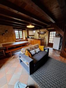 sala de estar con sofá y cocina en Maison Domme Dordogne, en Domme