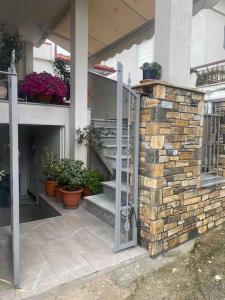 un edificio con una escalera de piedra y macetas en Lovely Apartment in Litoxoro en Litóchoron