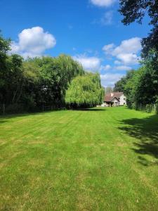 Um jardim em Honeysuckle Cottage with hot tub near Needham Market