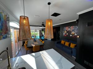 sala de estar con sofá azul y lámparas de araña en Luxury Condo at Los Sueños Resort & Marina en La Mona