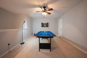 uma mesa de bilhar num quarto com uma ventoinha de tecto em 3BDRm Home w/ KingBed_Pool_Wi-fi-Private em Charlotte