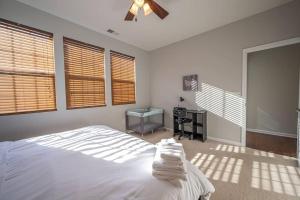 um quarto com uma cama, uma secretária e janelas em 3BDRm Home w/ KingBed_Pool_Wi-fi-Private em Charlotte