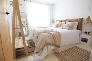 Postel nebo postele na pokoji v ubytování Stories Jàvea - Cosy Boho apartment El Arenal - Toplocation - 250m from the beach!