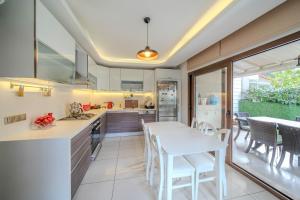 Η κουζίνα ή μικρή κουζίνα στο Villa Floransa Icmeler