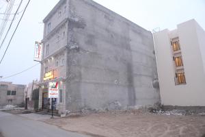 um edifício ao lado de uma rua em Hotel Royal Comfort em Lahore