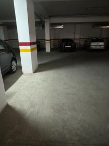 dos coches aparcados en un garaje subterráneo en appart luxe CORALIA 34 IL 7 en Oujda