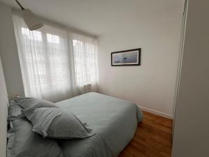 una piccola camera con letto e finestra di Appartement centre - Avranches ad Avranches
