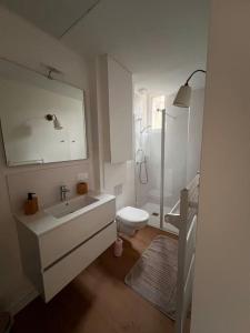 bagno bianco con lavandino e servizi igienici di Appartement centre - Avranches ad Avranches